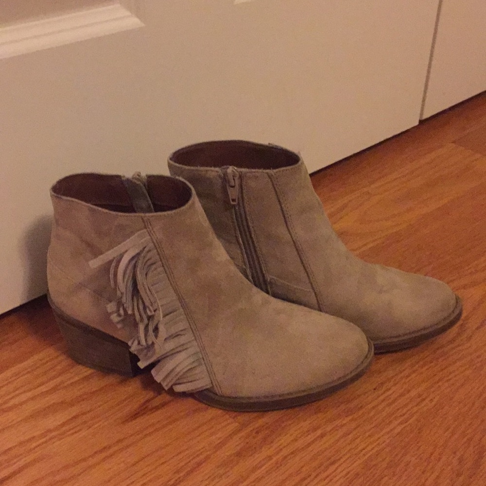 Nude suede ankle boots with fringe